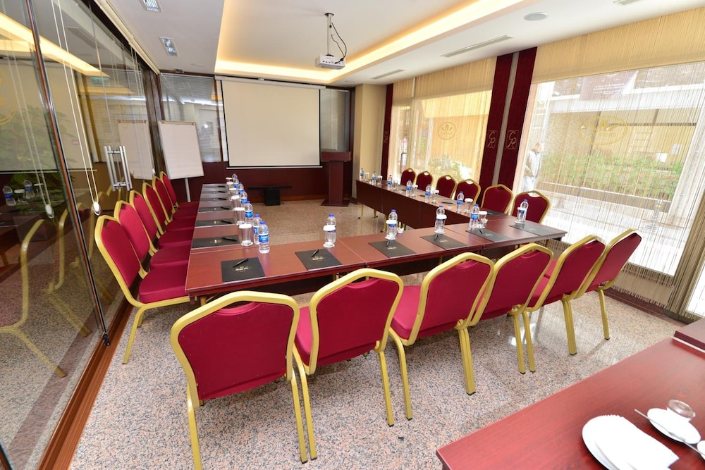 Golden Siyav Hotel 66/75