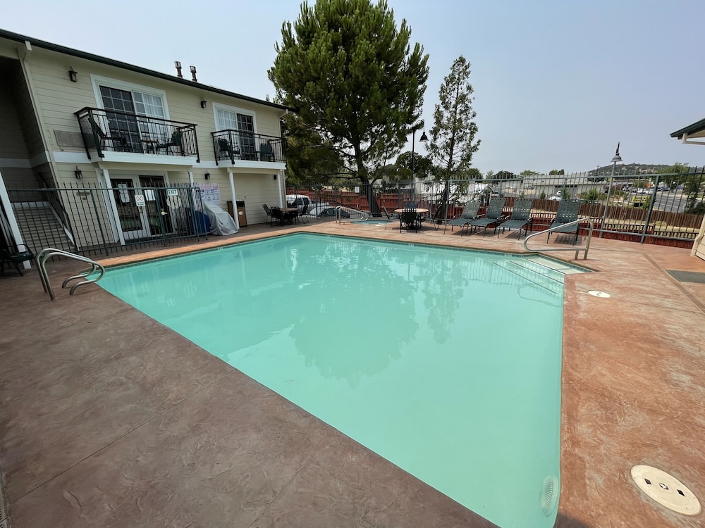 Best Western Cedar Inn & Suites 21/36