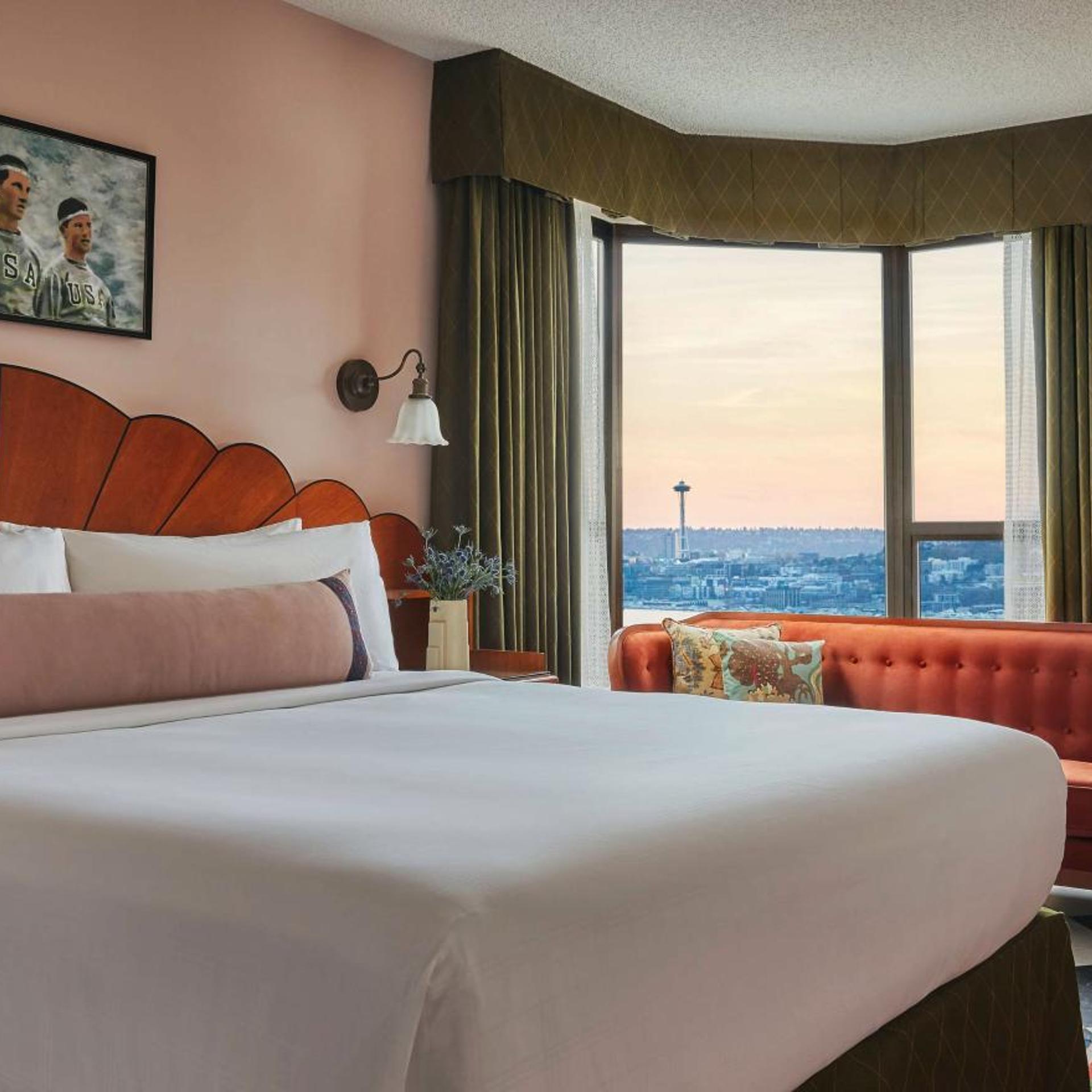 GRADUATE, KING BED, SKYLINE VIEW