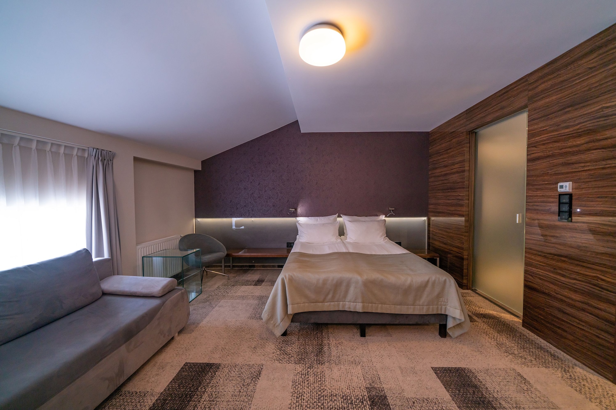 ROOM, DOUBLE BED