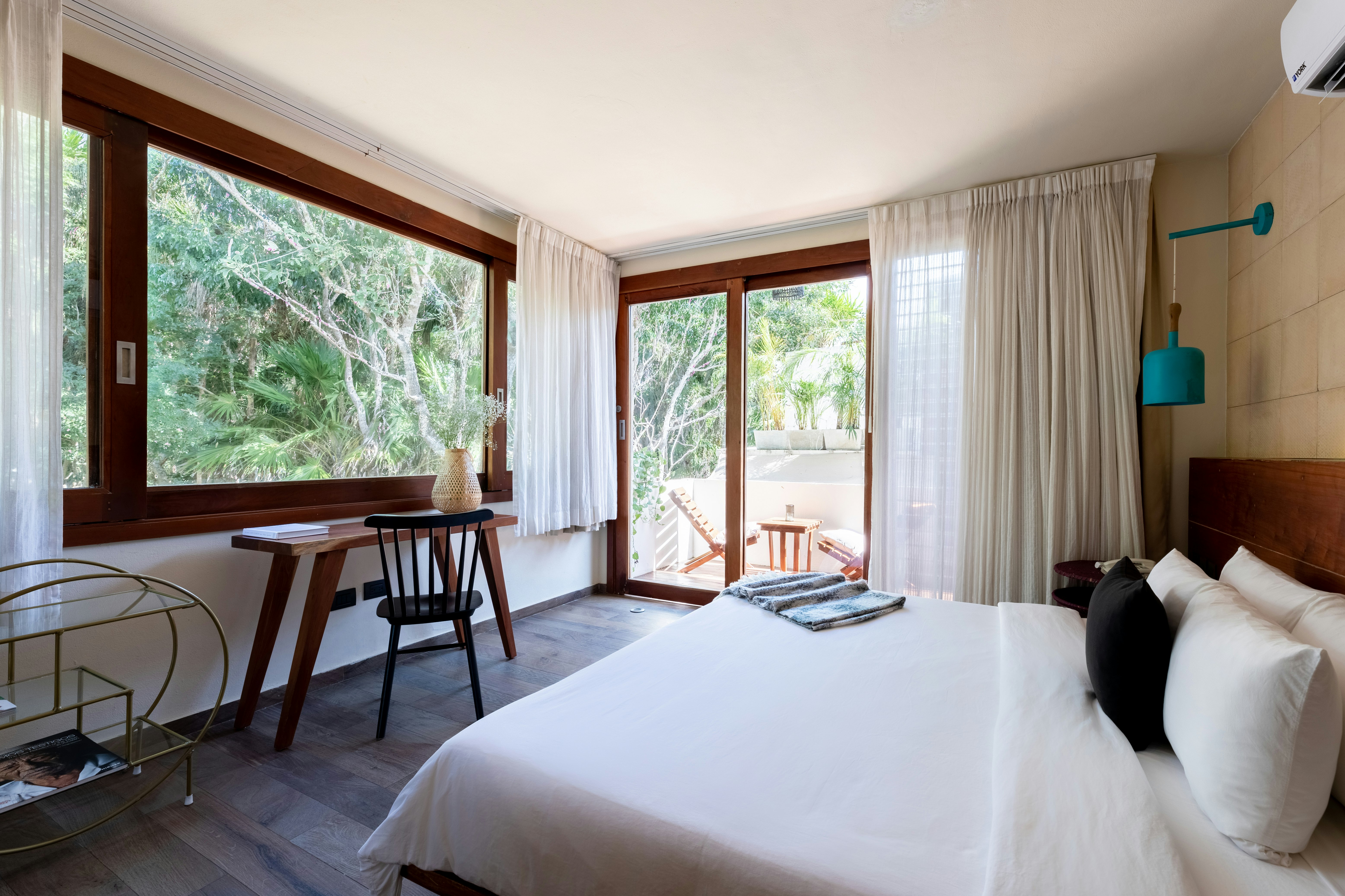 Petite, Jungle View