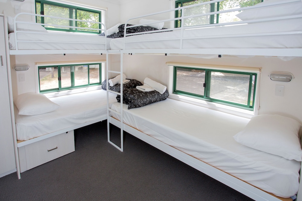 EUREKA STOCKADE HOLIDAY PARK 11/80