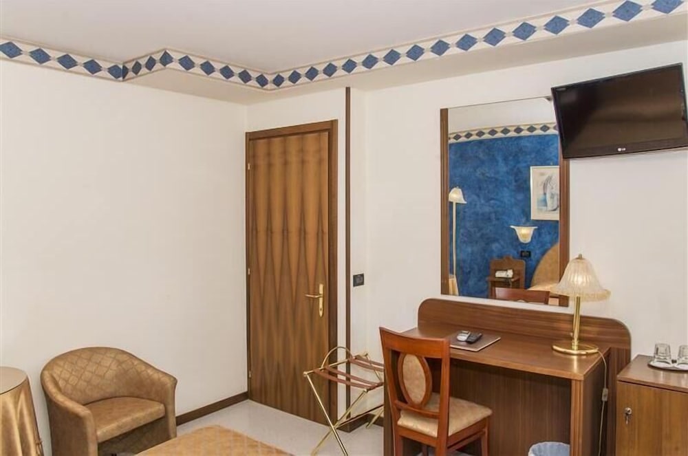Suburban Studios 8/50