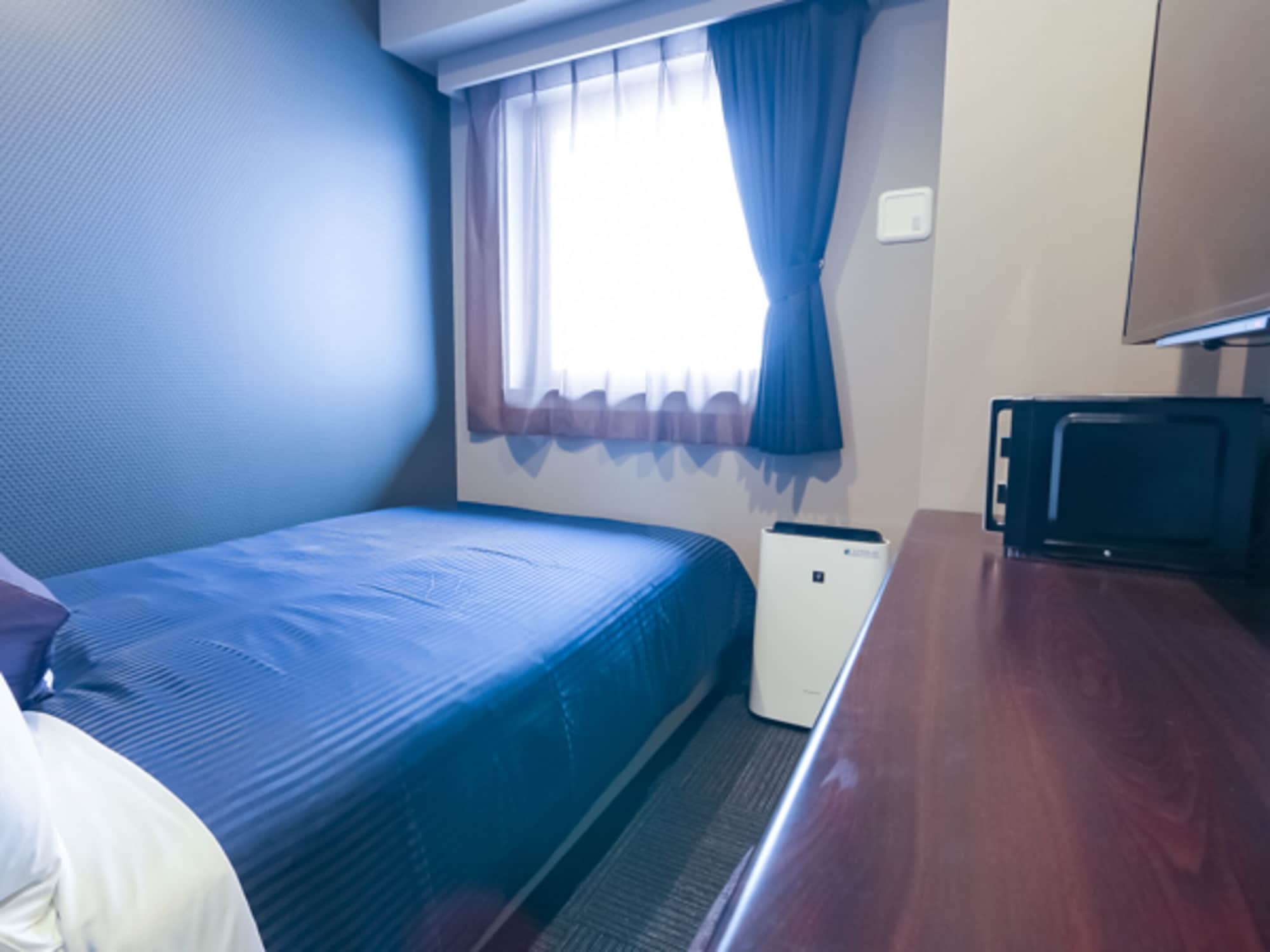 ROOM, SINGLE, SMOKING