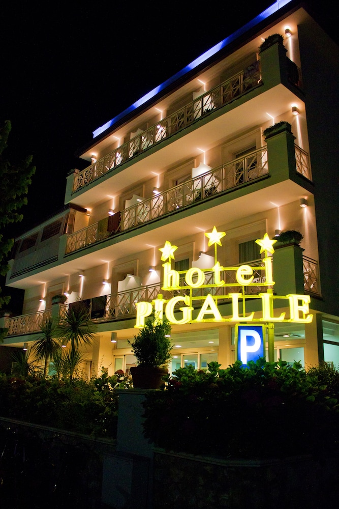Pigalle Hotel 2/64