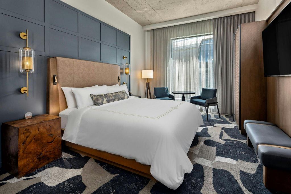 District, Deer, Guest Room, King Bed