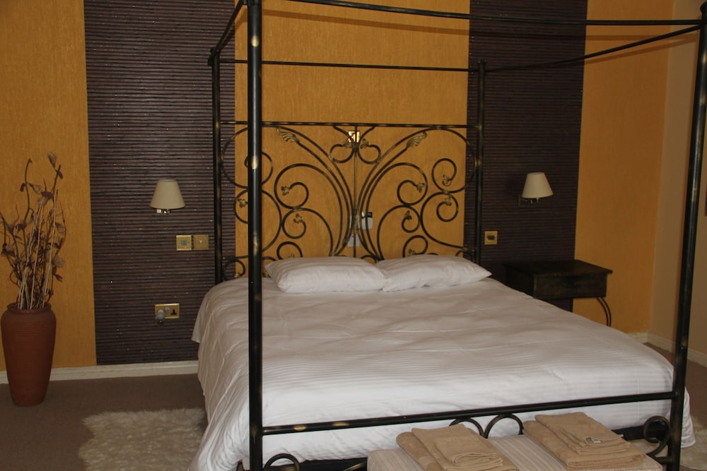 LUXURY, KING BED