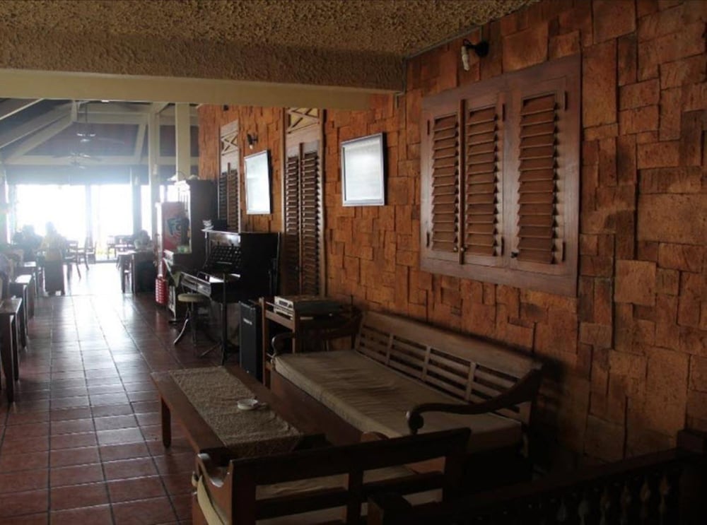 BESAKIH BEACH HOTEL 36/67
