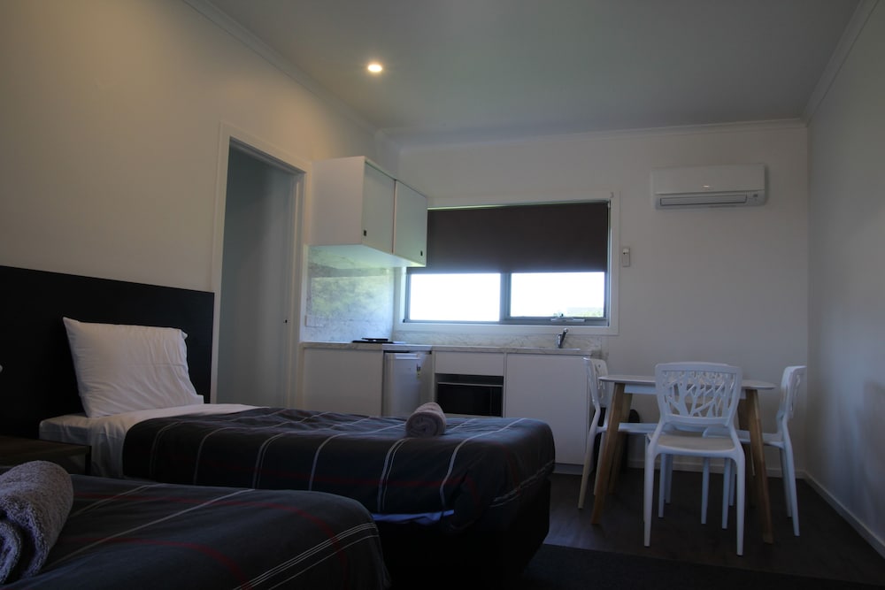 SOUTHERN OCEAN MOTOR INN 26/67