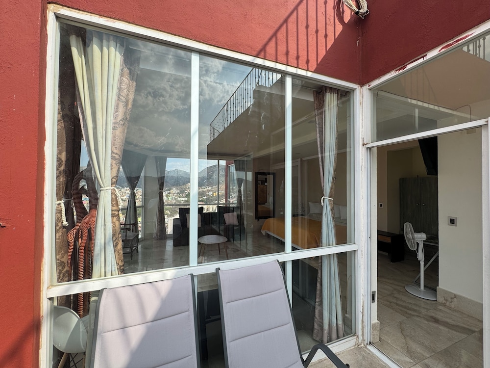 La Vista Hotel 50/50