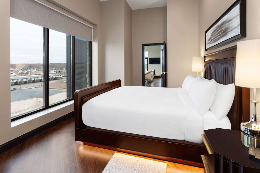 GRAND, SUITE, KING BED