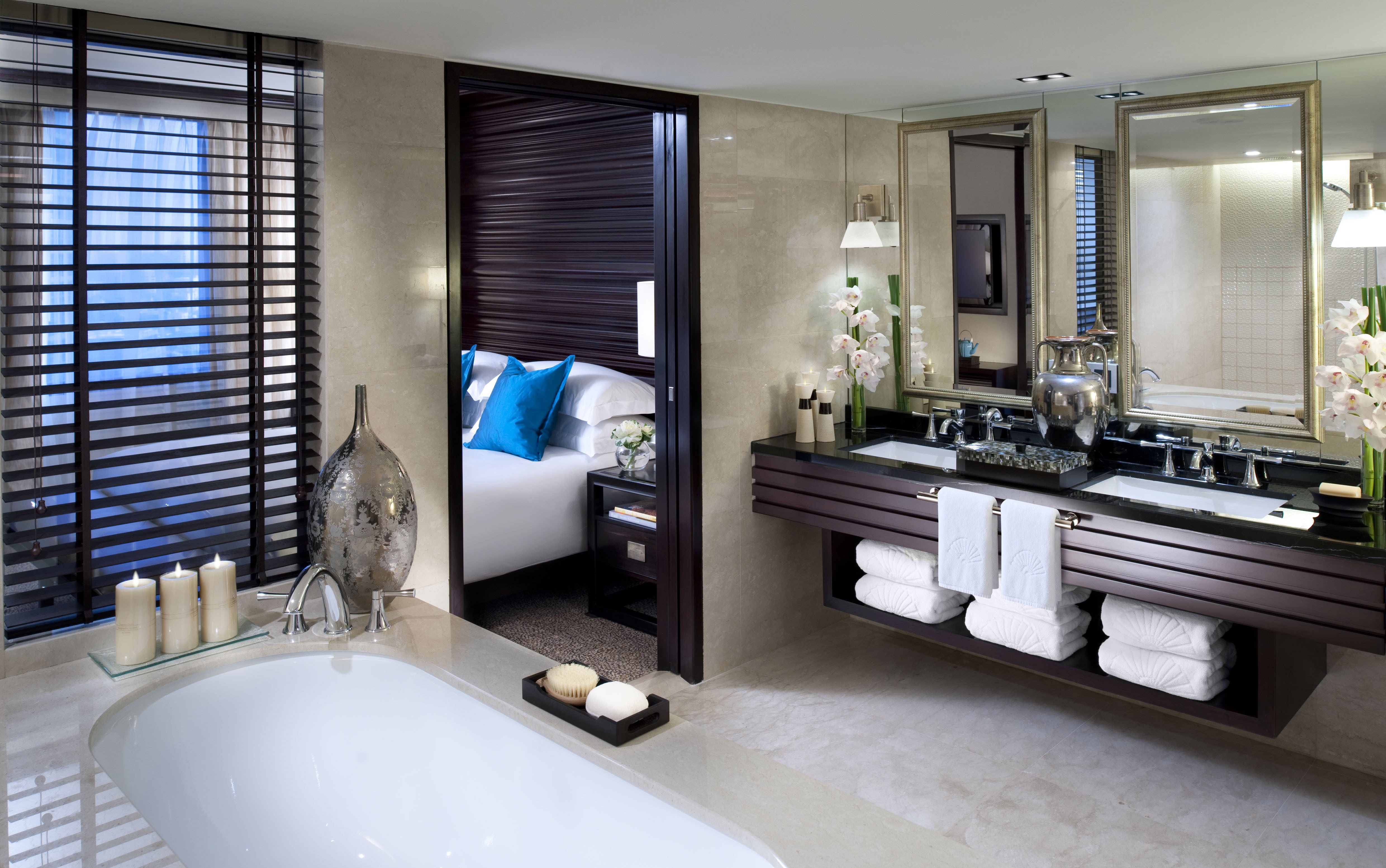 Urban, Club, Suite, King Bed, Statue View