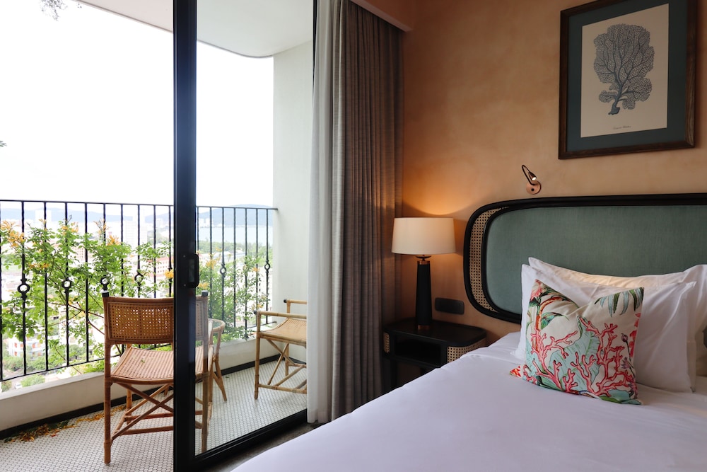 Superior, Queen Bed, City View