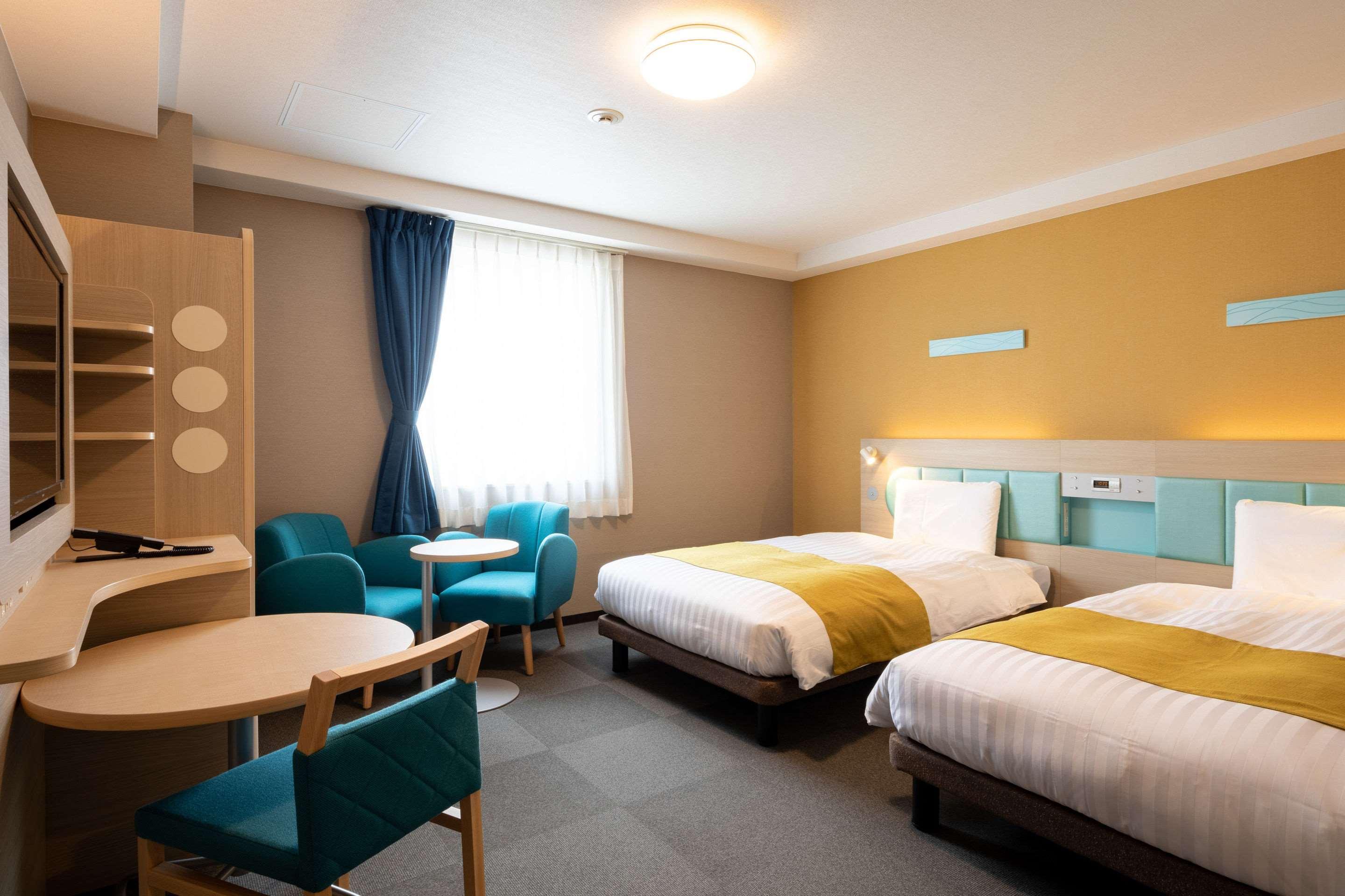 ROOM, TWIN BEDS