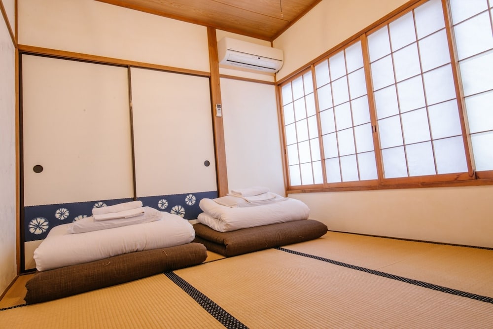 ROOM, TWIN BEDS