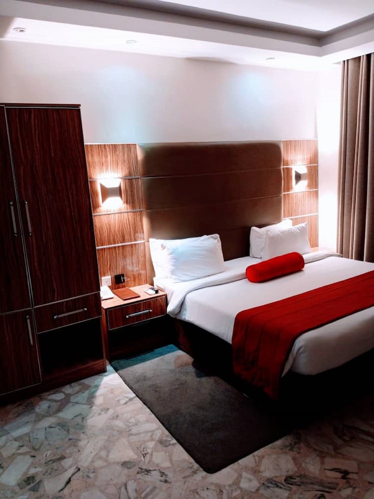 Glee Hotel 17/48