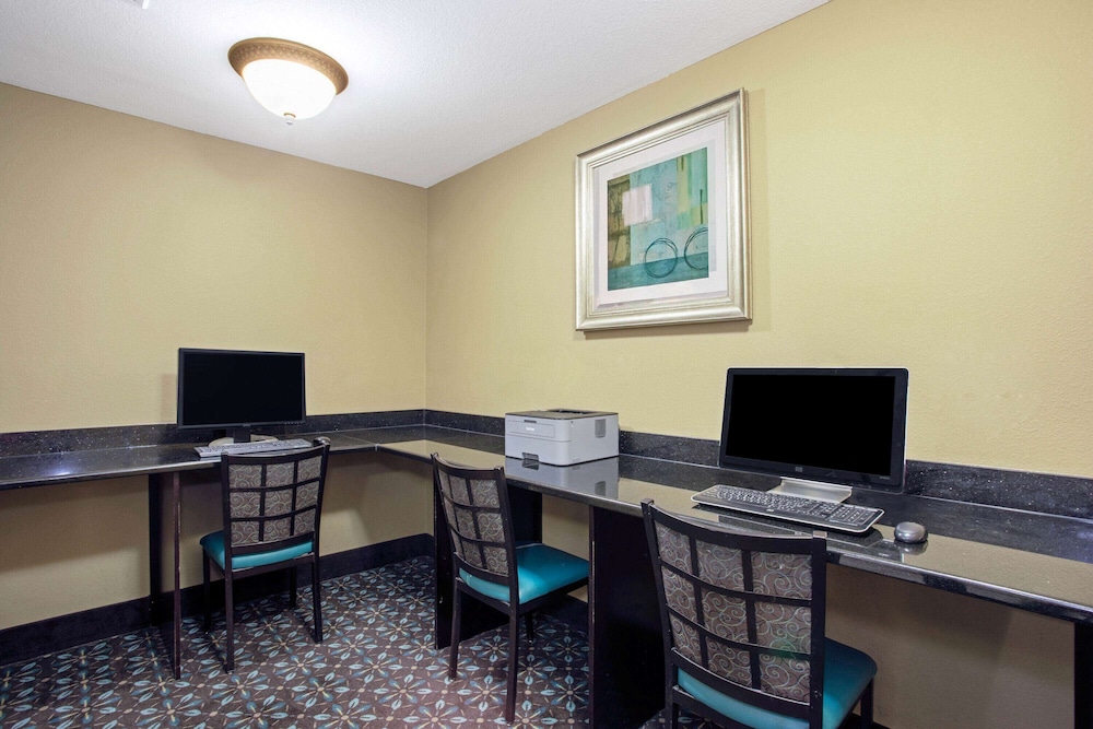La Quinta Inn & Suites by Wyndham PCB Pier Park area 38/42