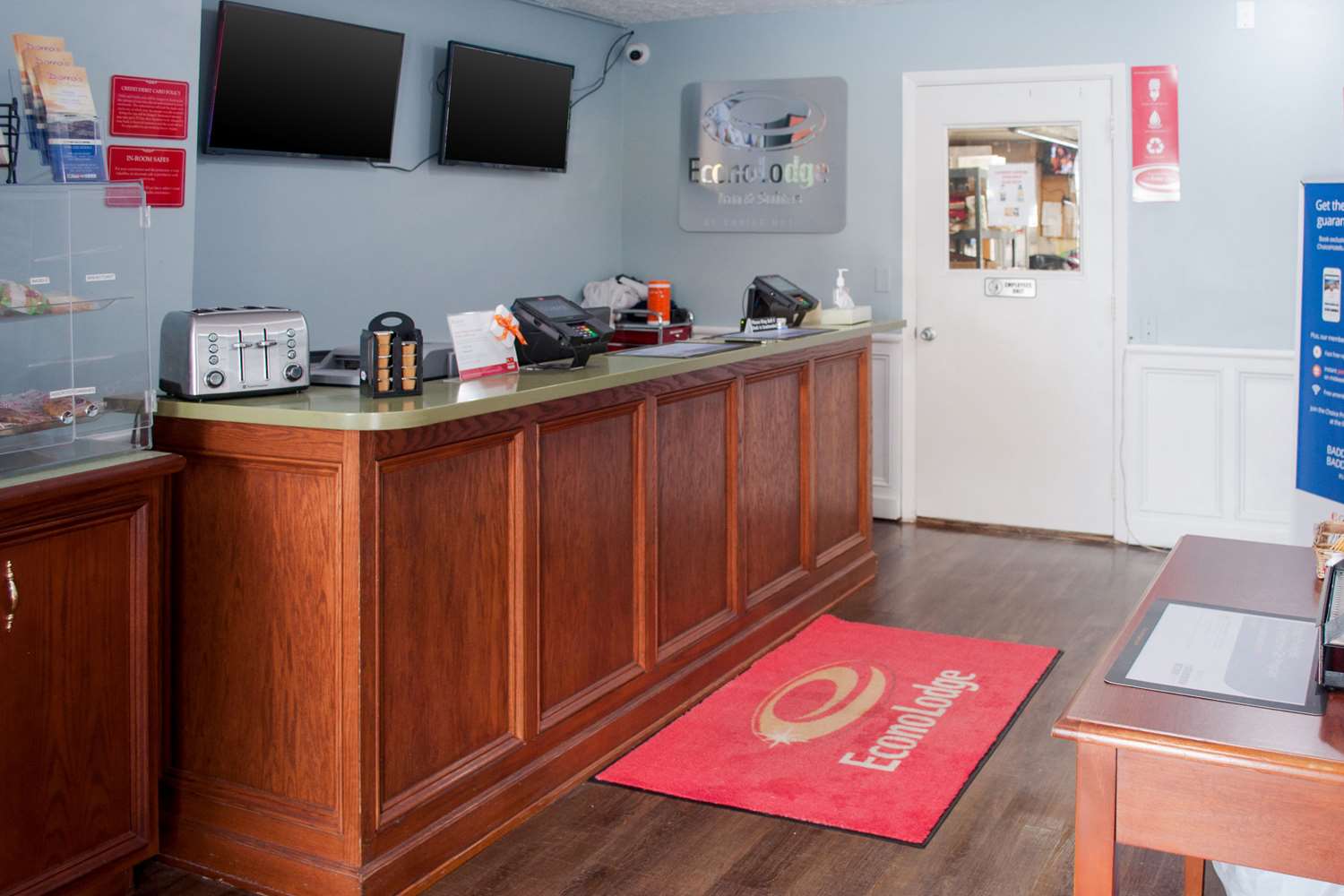 Econo Lodge Inn & Suites South 2/27