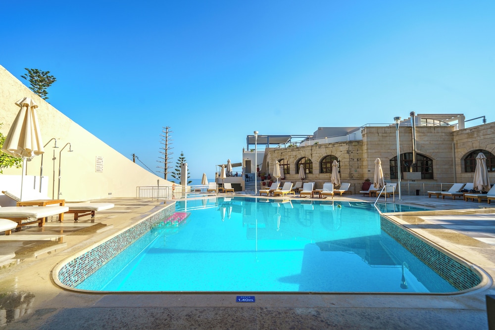 Macaris Suites And Spa 64/66