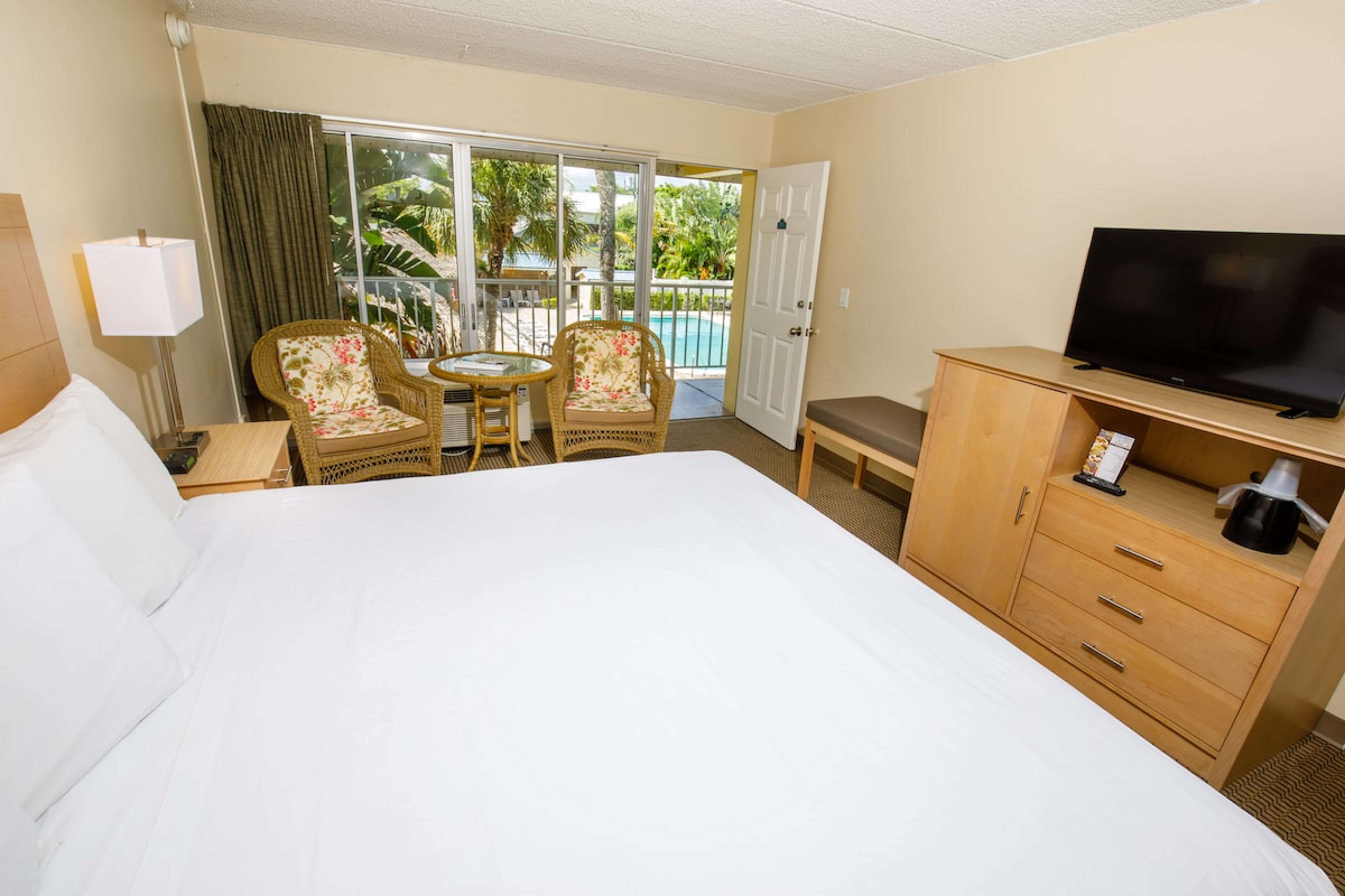 Room, King Bed, Pool Side