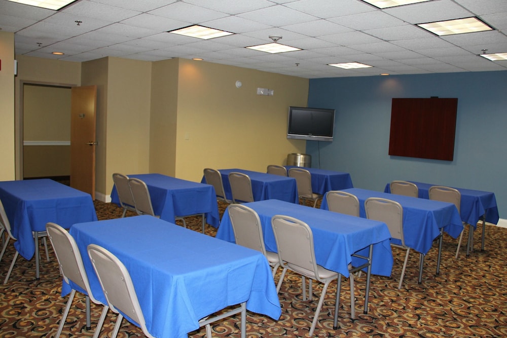 Holiday Inn Express Hotel Suites Richmond 61/67