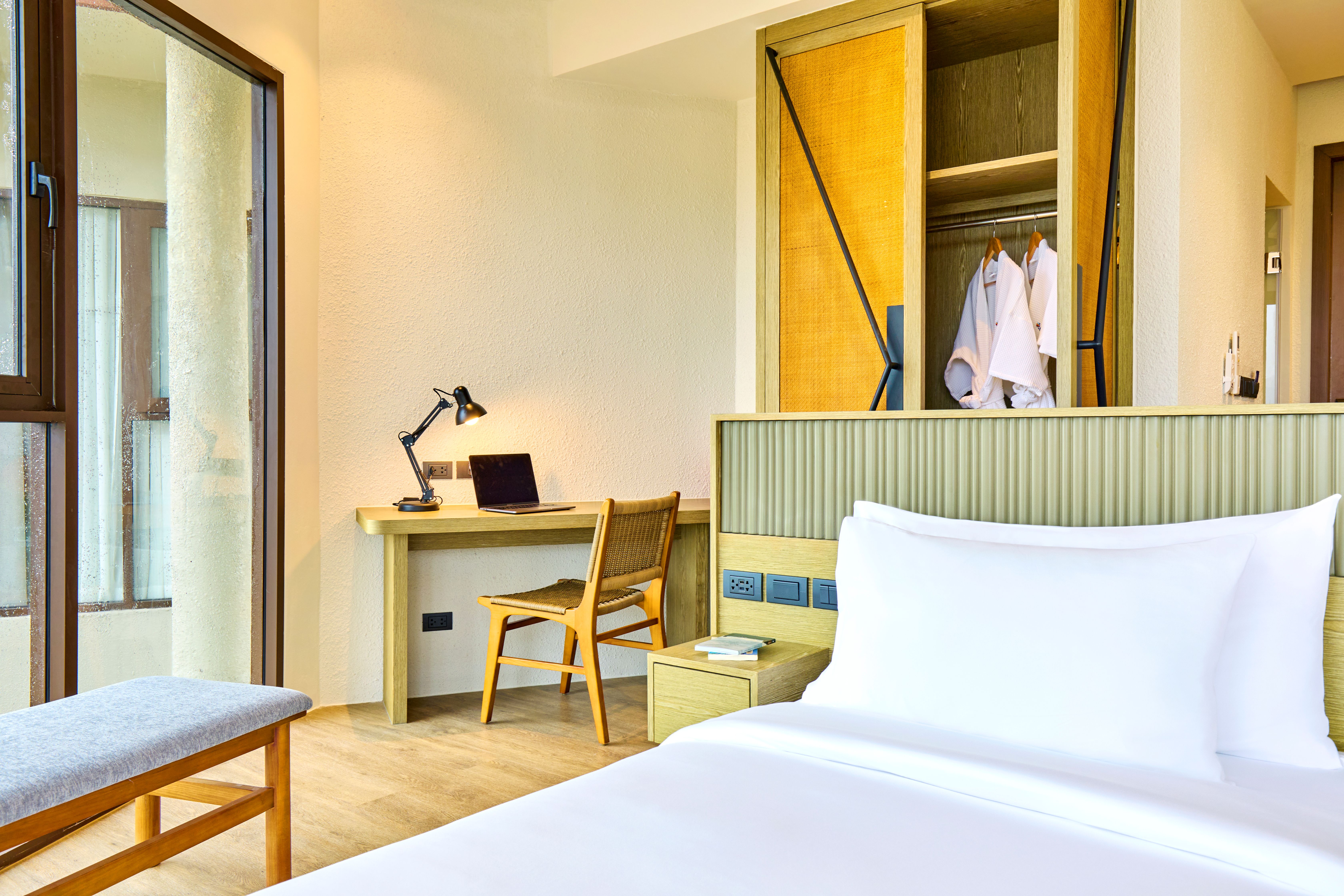 Room at Beyond Skywalk Nangshi, TAKUA THUNG