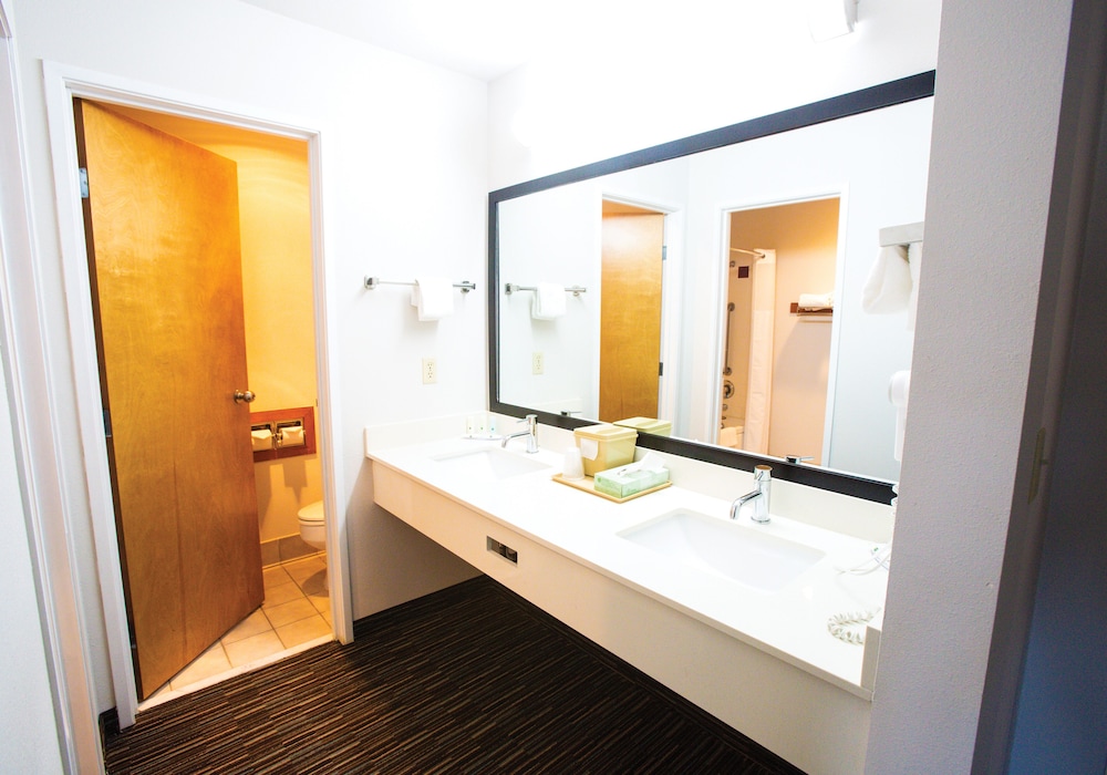 جناح بسرير كينج بجاكوزي، Cottage Grove Inn 4/4