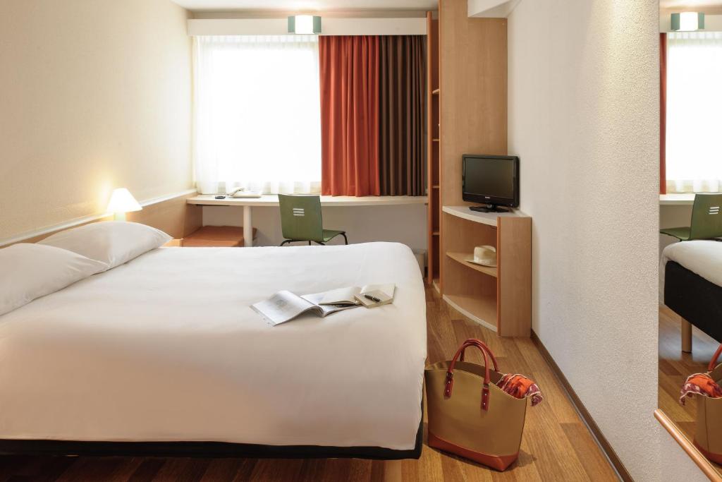 Room, Double Bed, Ibis Stuttgart Centrum 5/5