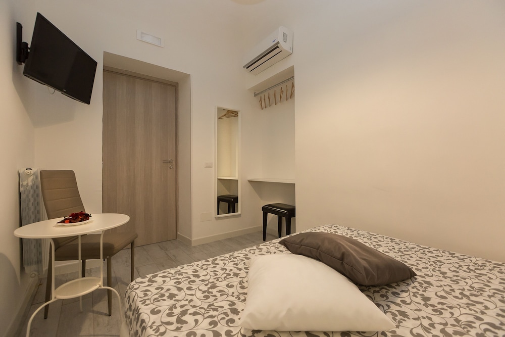 Room, Twin Beds, External Bathroom
