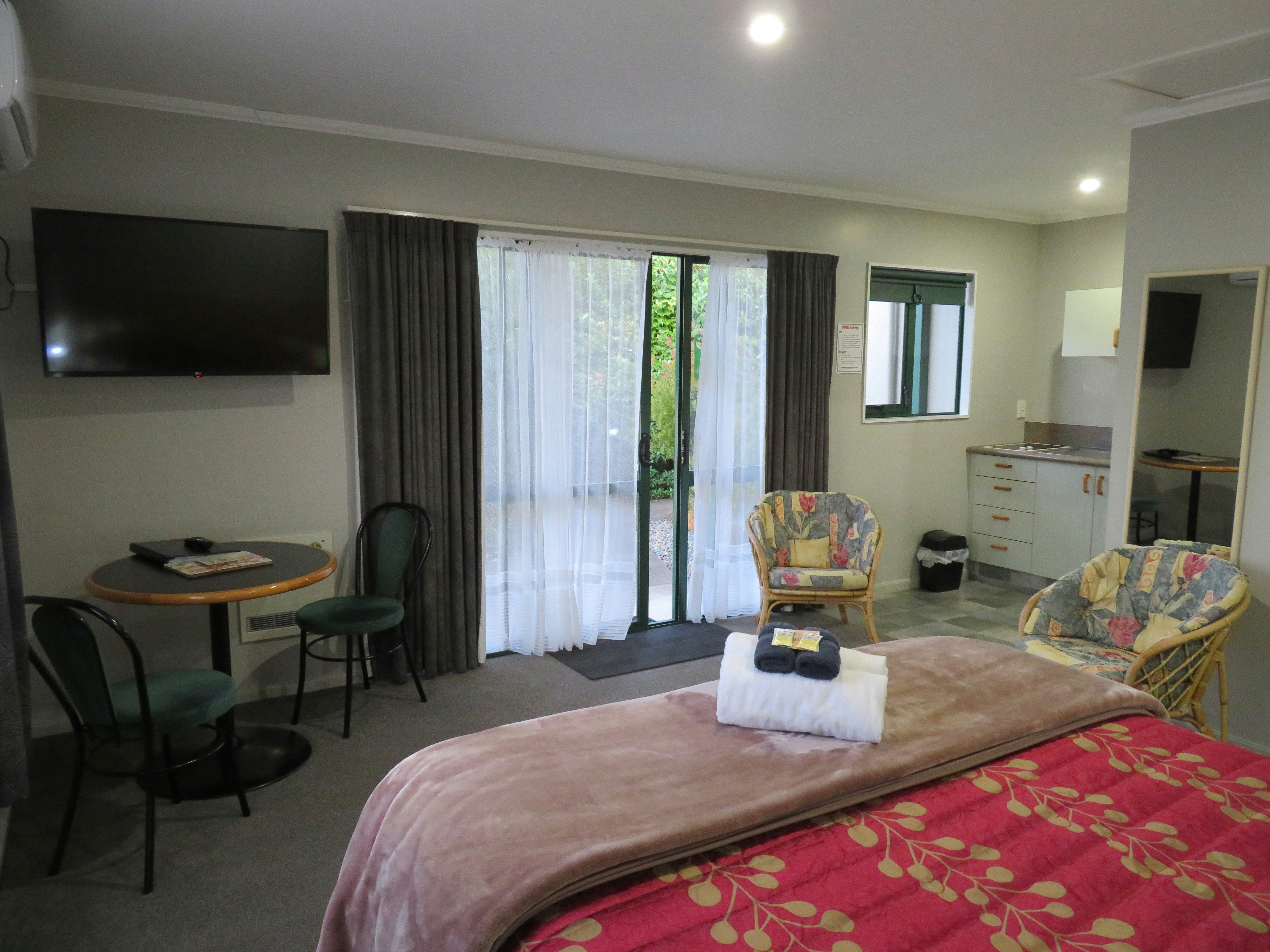 Commodore Court Motel 33/76