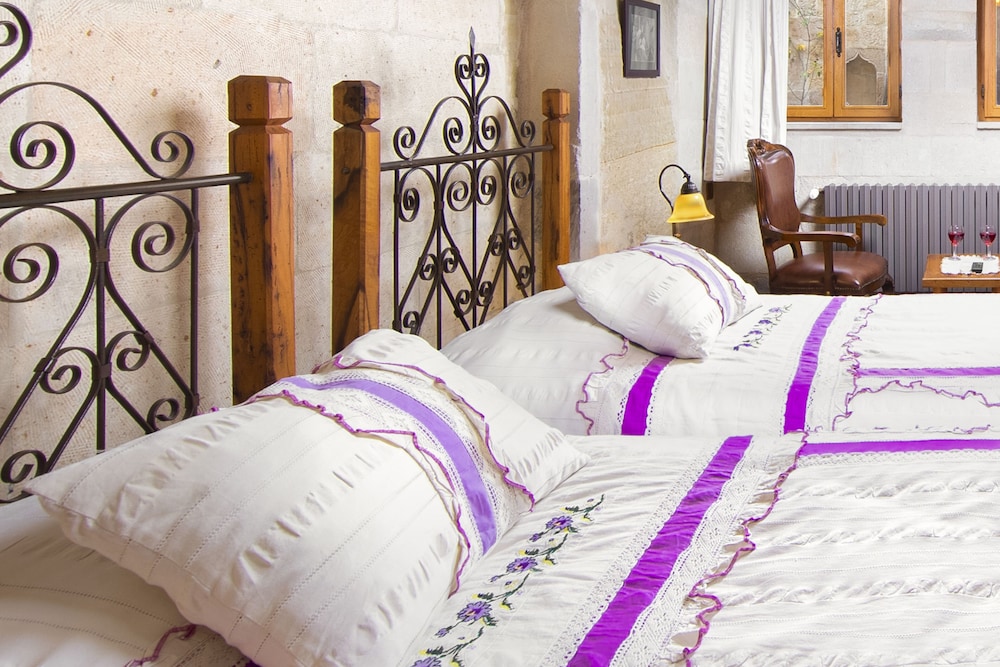 Stone, Twin Beds، Terra Cave Hotel 4/6