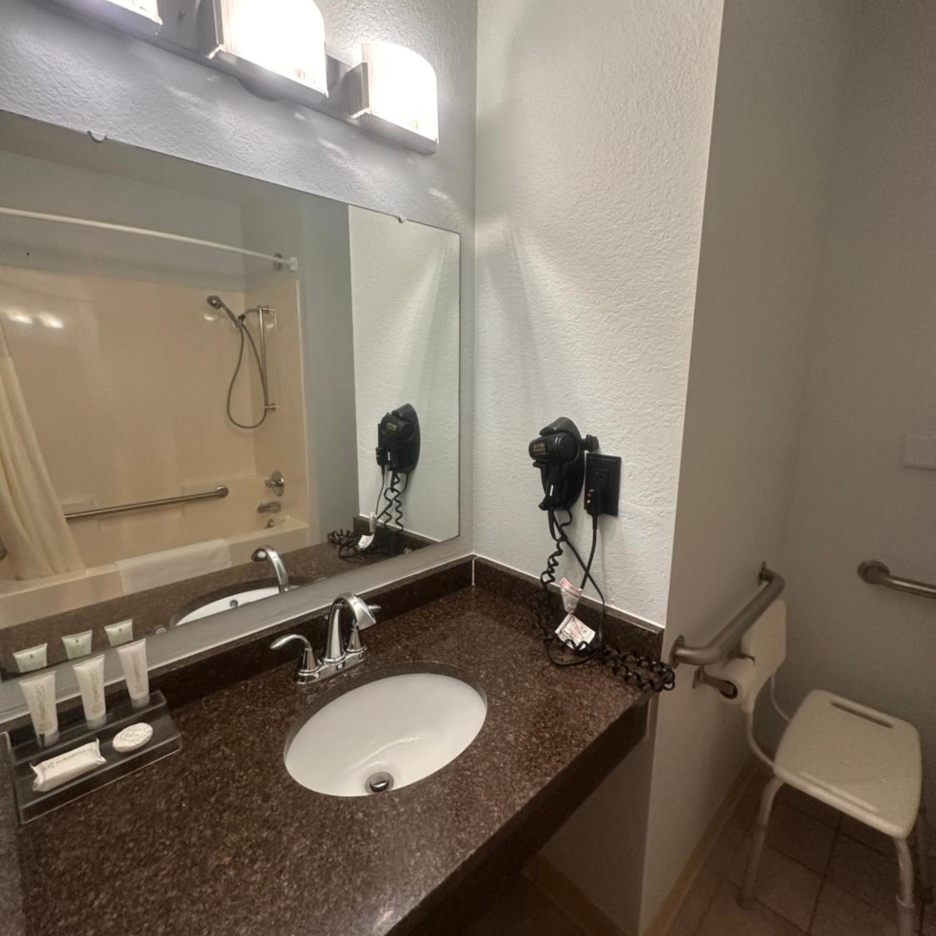 غرفة بسرير كوين لذوي الإعاقة، Pictured Rocks Inn & Suites 7/10