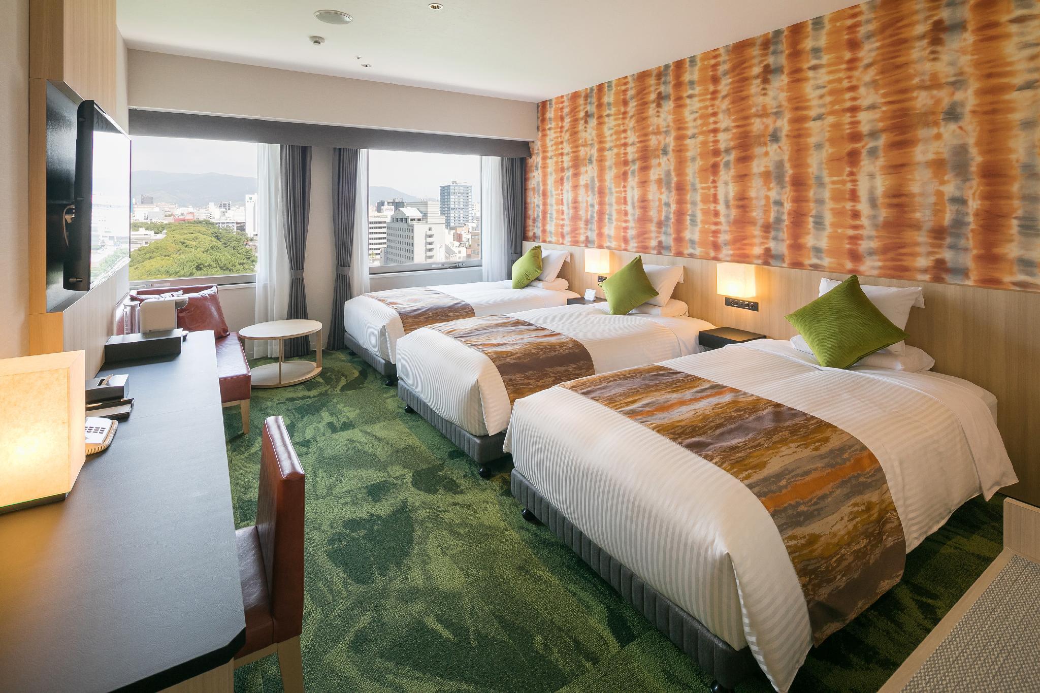 Room, Triple, 3 Beds, Castle View, Bathtub