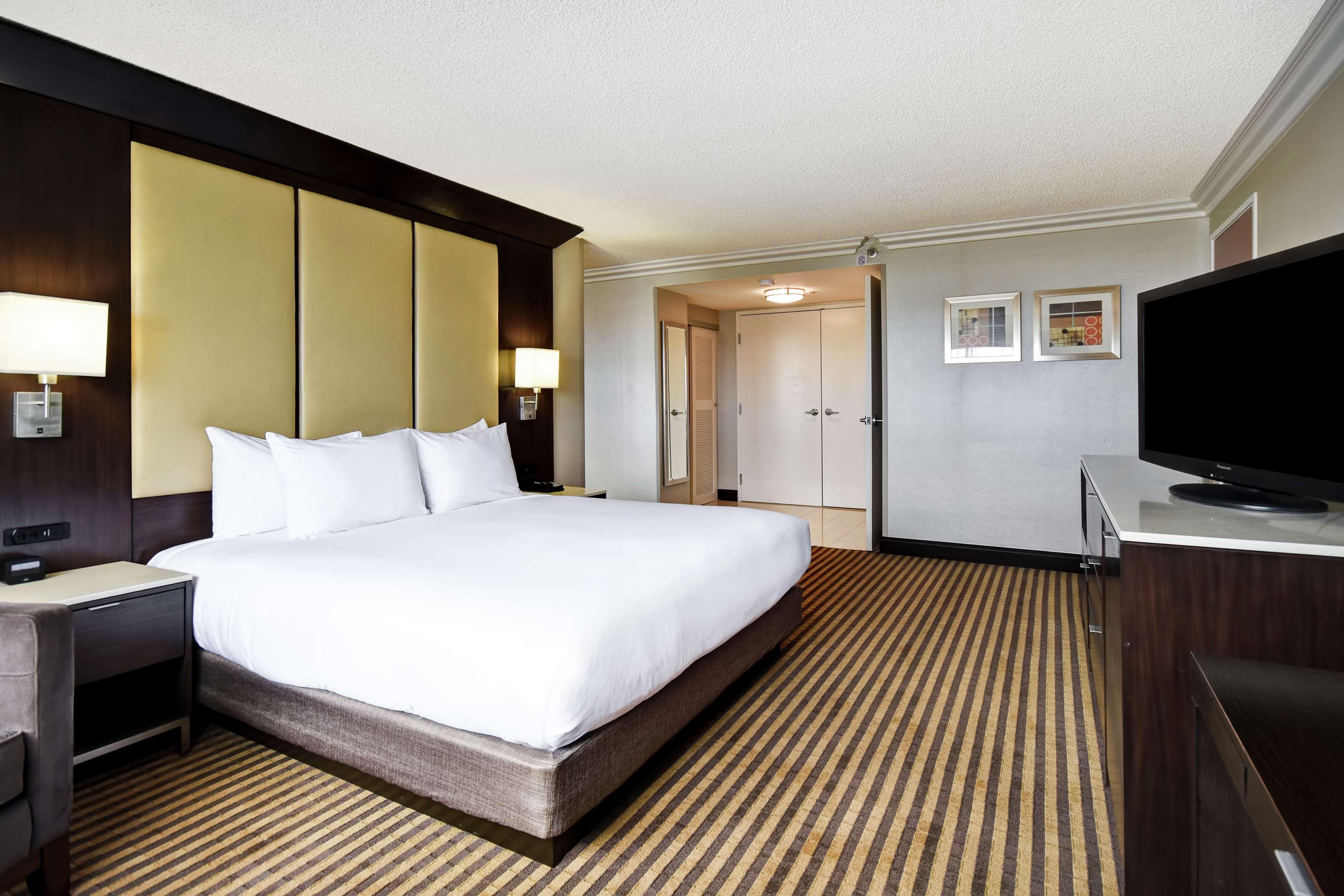 Suite, King Bed, Parlor