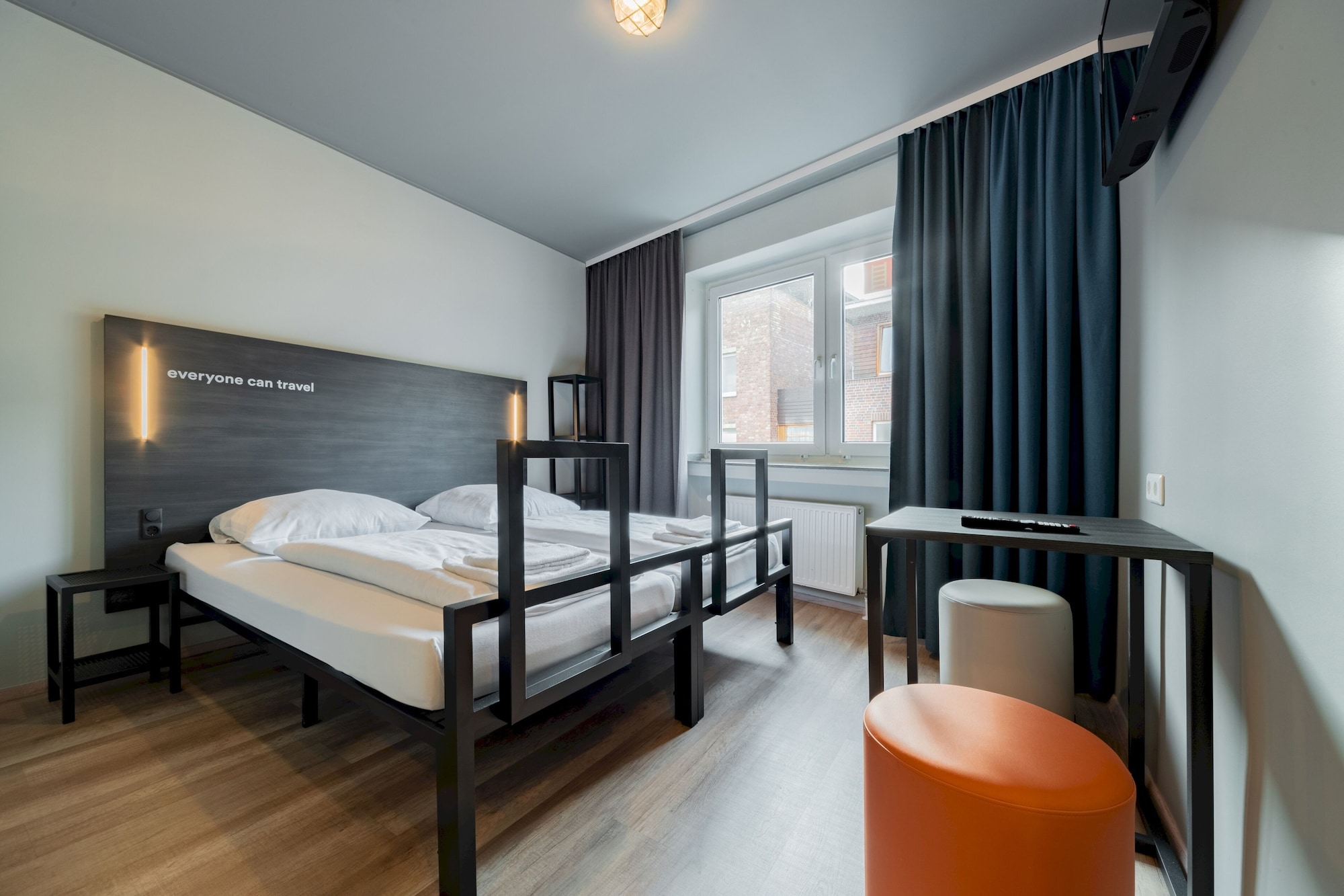 ROOM, TWIN BEDS
