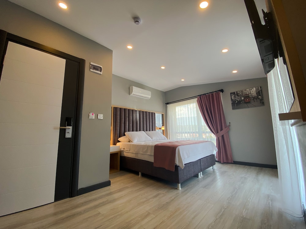 Lopera Deluxe Hotel 6/41