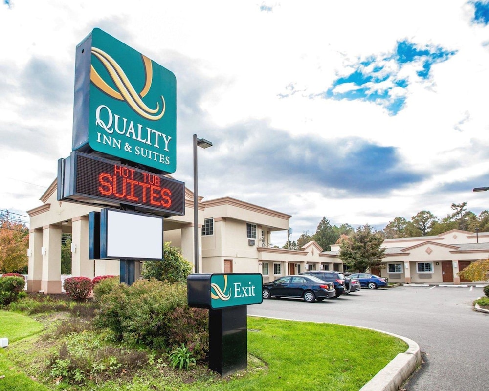 HIBISCUS Inn & Suites 2/43