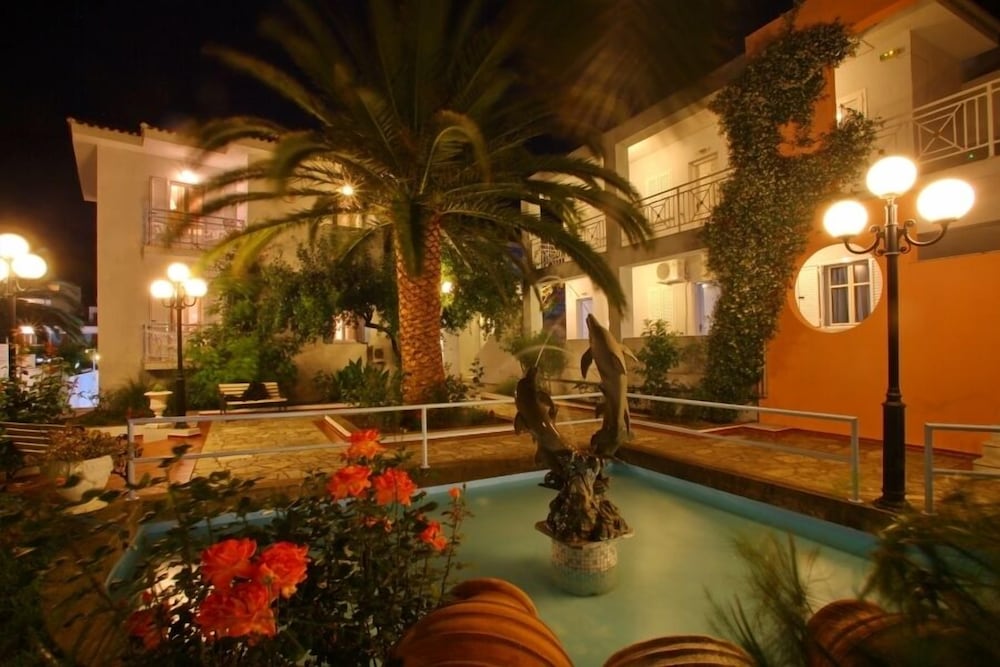 Dolphin Hotel 44/49