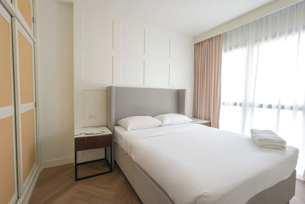 غرفة قياسية بسرير كوين، DLUX Condominium 4/8
