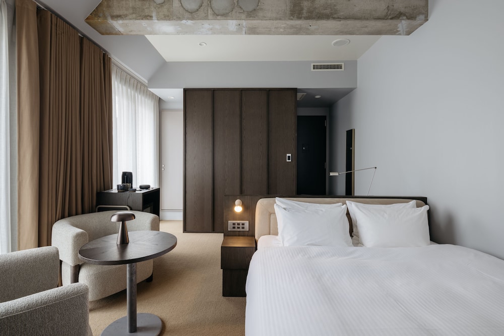 MODERATE, QUEEN BED