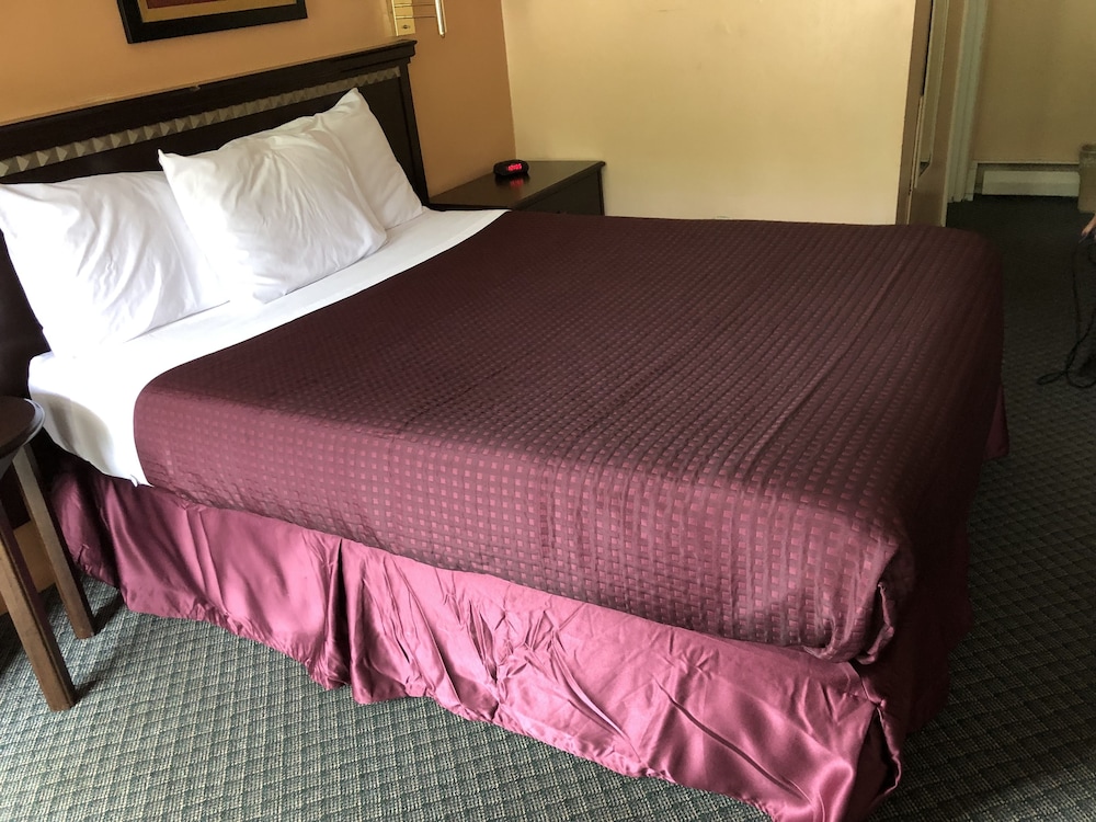 Hometown Inn Athens 12/31