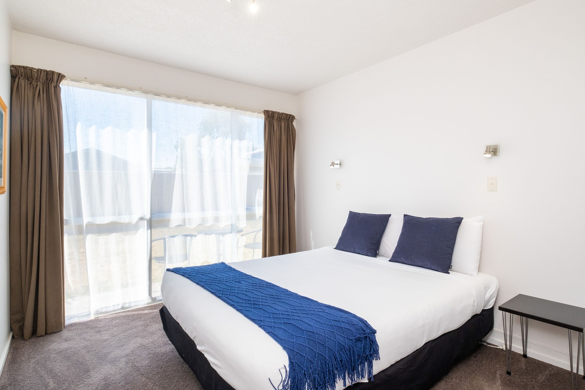 ROOM, TWIN BEDS
