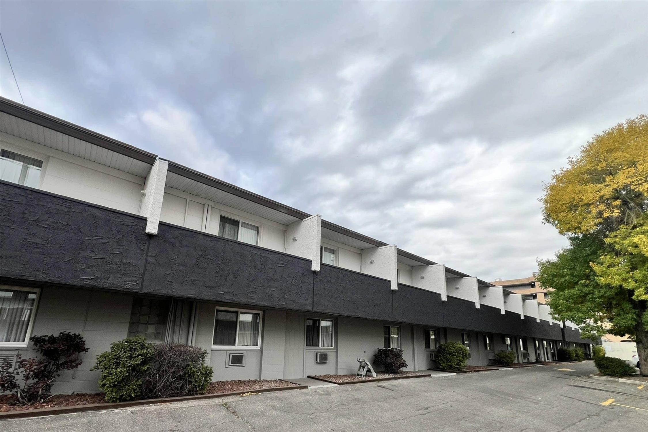 Econo Lodge Calgary Motel Village 4/13