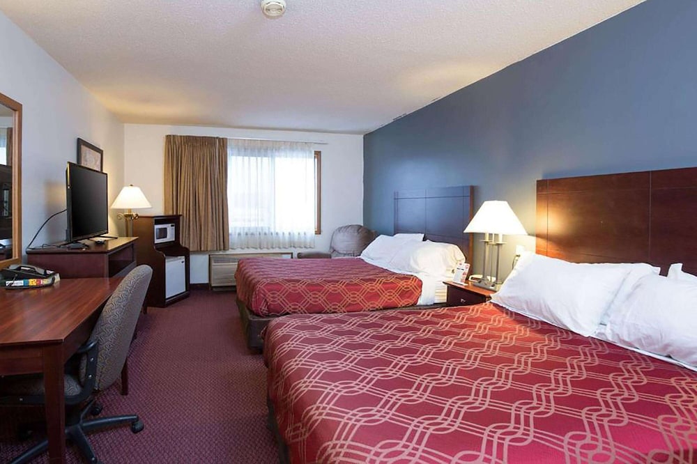 Travelodge by Wyndham Merrill 10/50