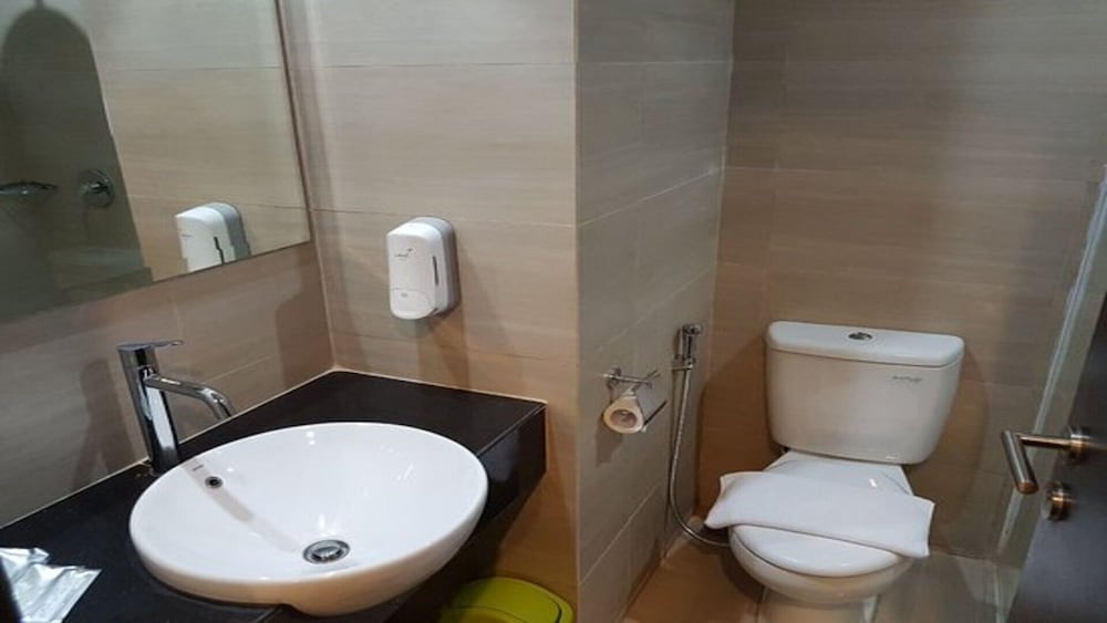 Whiz Prime Hotel Khatib Sulaiman Padang 17/18
