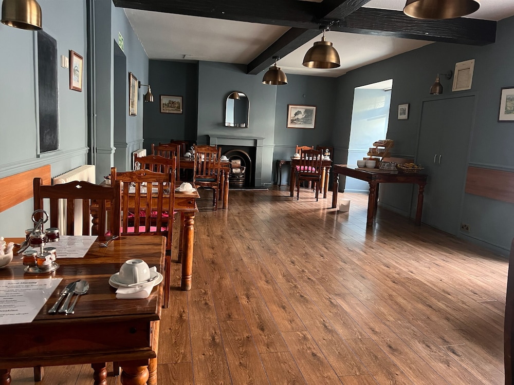 Queens Head Hotel 46/51
