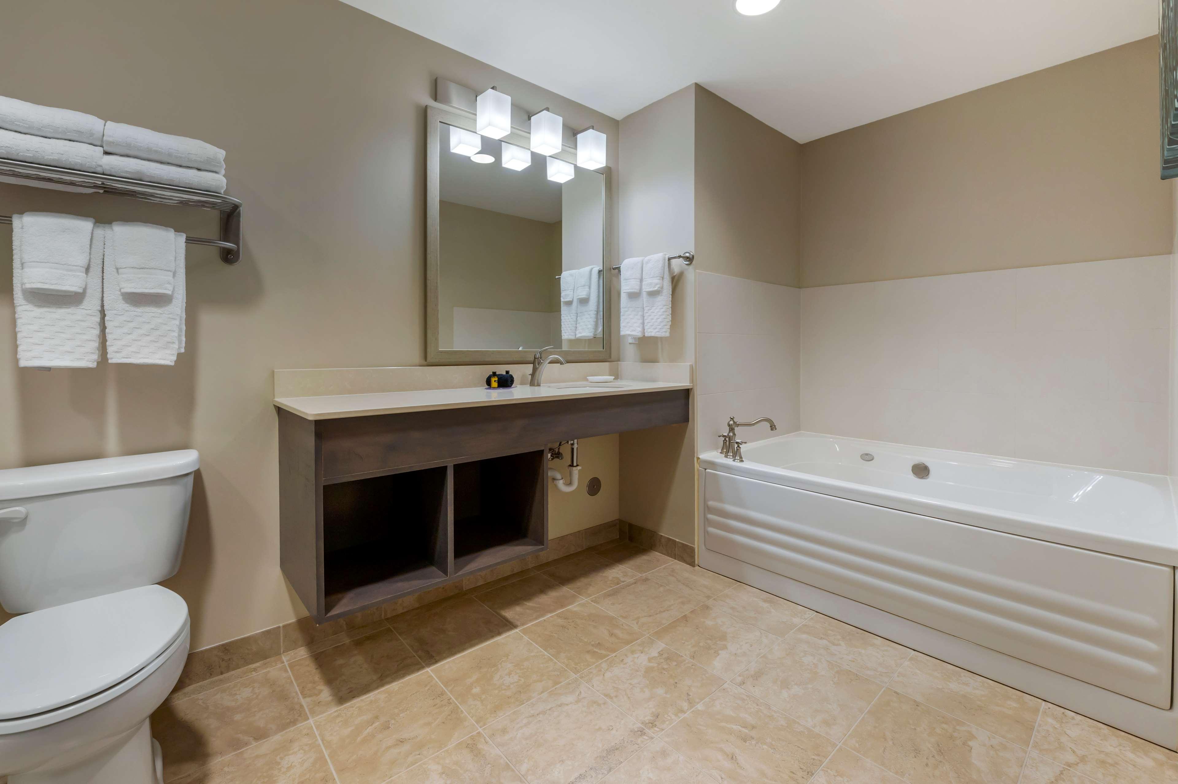 Suite, King Bed, Best Western Plus Centralia Hotel & Suites 7/15