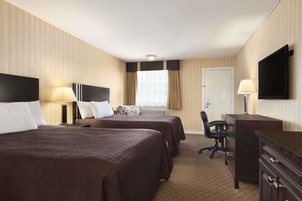 Travelodge By Wyndham Kamloops Mountview 24/69