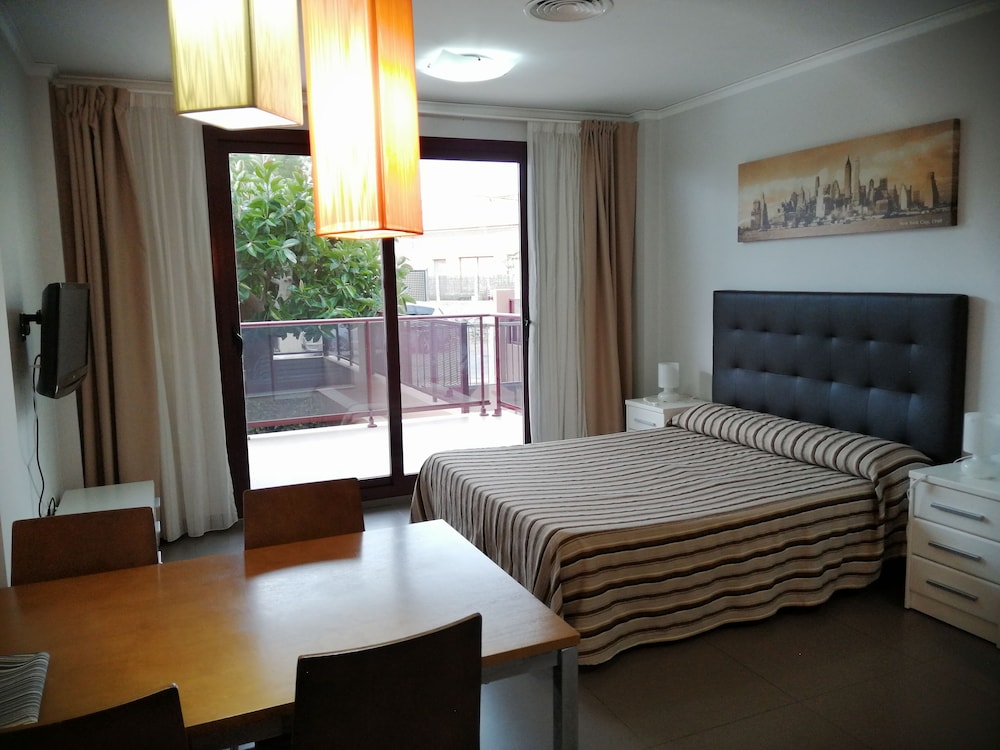 El Faro Aparthotel 12/36
