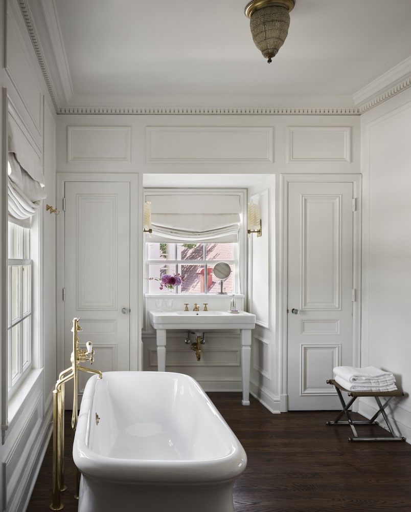 Commodore Perry Estate, Auberge Resorts Collection 66/68